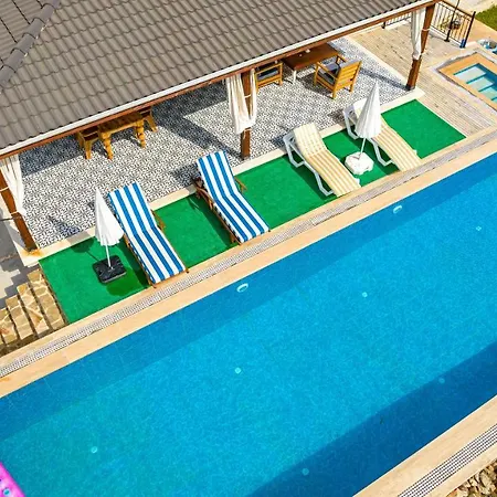 Fethiye Kayakoey'De Oezel Havuzlu 10 Kisilik Villa Nazen Fethiye