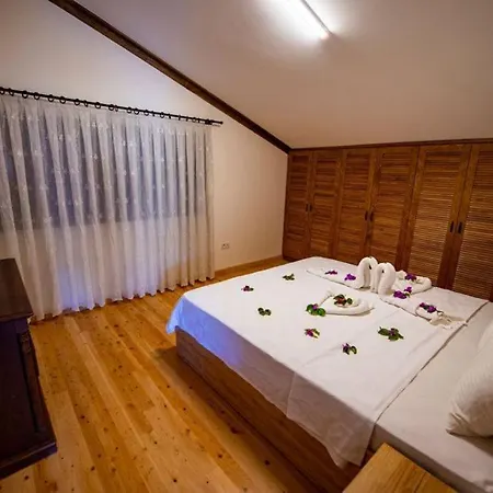 Вилла Fethiye Kayakoey'De Oezel Havuzlu 10 Kisilik Villa Nazen